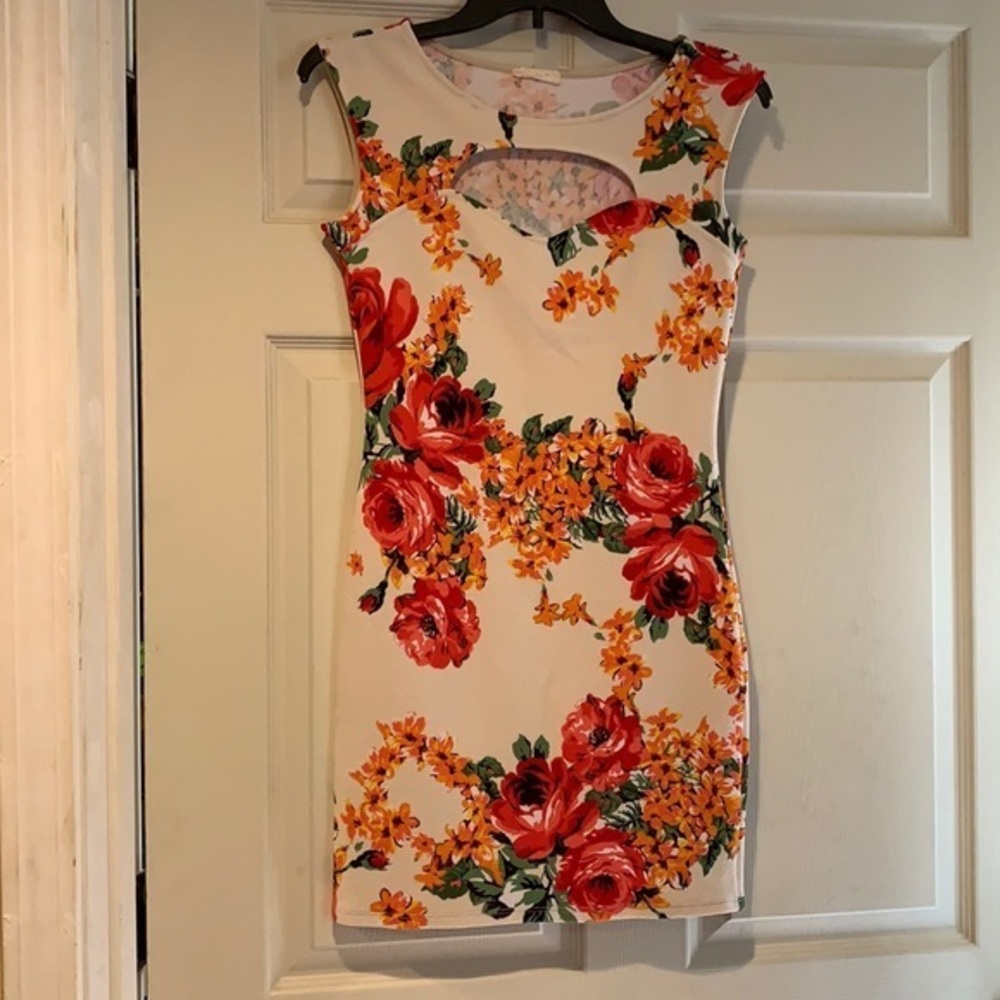 NWOT Beige Bodycon Dress with Sweetheart Cutout Neckline 💛